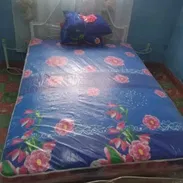 Cama camera con colchón, 2 almohadas y 2 mesitas de noche - Img 53317296