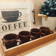 Juego de cuatro tazas de café y bandejita de madera. Artículos de cocina. - Img 51325122