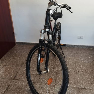 Vendo bicicleta de montaña, Orbea Tuareg, con cuadro negro y diseño clásico. Rin 26 - 2/9