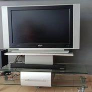 TV Philips de 43 pulgadas, barra de sonido con subwoofer Premier y mesa de cristal - Img 56081977