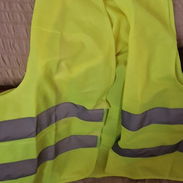 Chaleco de alta visibilidad con franjas reflectantes por bici o moto - Img 56771488