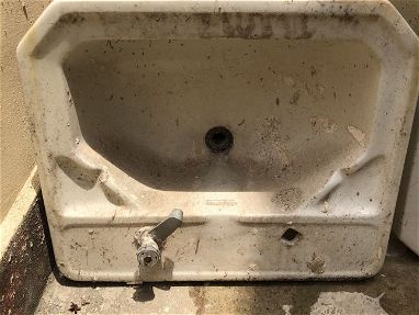 Vendo dos lavamanos antiguos en buen estado mad roto - Img 69034294