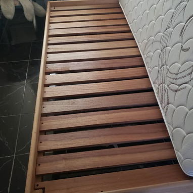 Cama personal de madera con colchón konfort prácticamente nuevo - 4/5