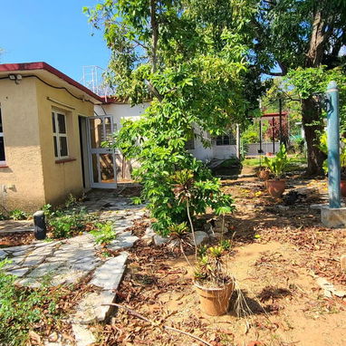 Casa grande con patio en Cubanacán - Img 122615786
