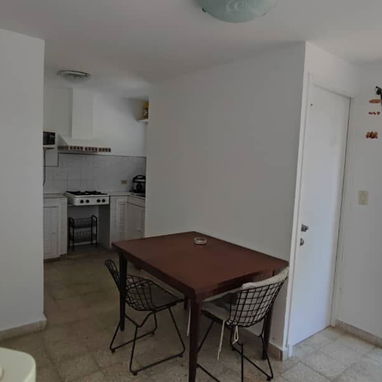 Alquiler por tiempo indefinido en La Habana. Apartamento en Nuevo Vedado con wifi y respaldo energético – 1 hab, terraza - Img 119583483