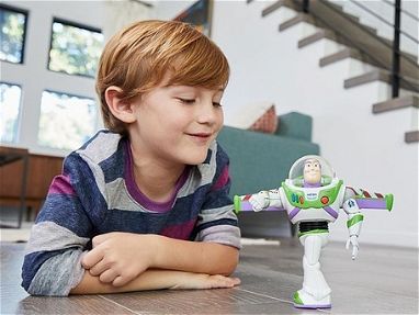 Gran Muñeco Toy Story Buzz Lightyear Movimientos Reales/Camina y Gira/+40 Frases y Sonido/Luz láser en la mano - Img main-image