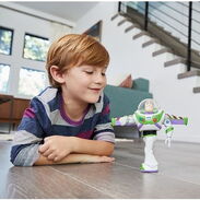 Gran Muñeco Toy Story Buzz Lightyear Movimientos Reales/Camina y Gira/+40 Frases y Sonido/Luz láser en la mano - Img 40771061