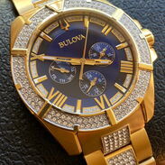 Reloj Bulova dorado con piedras Swarovski (Nuevo) - Img 45569209