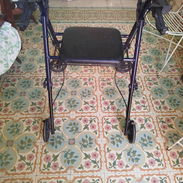 Andador de adultos con asiento, ruedas y freno, de uso pero en buen estado - Img 57532708
