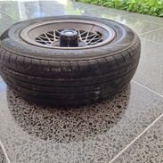 Vendo llanta y goma #13 de cinco clanes medida moscobich la goma esta en muy buenas condicionea tiene todos sus divujos - Img 58286210