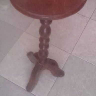 Se vende mesita de centro con base redonda, torneada, de uso en buen estado. - 2/2