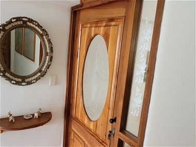Elegante puerta de madera buena y cristal rotulado - Img 69260713