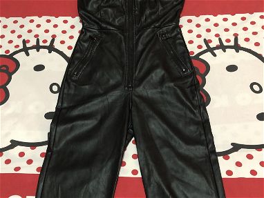Mono pantalón negro imitación al vinil talla S . Marca Bershka. - Img 48462358