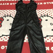 Mono pantalón negro imitación al vinil talla S . Marca Bershka. - Img 43868380