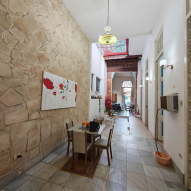 Calle Galiano,Casa Colonial Con Balcón 215m2,Tiene Una Terraza Al Final Con Vista a La La Calle De Atrás,Es 1er Piso,Azo - 6/10