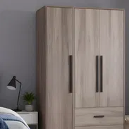 Escaparate a de madera color teca de tres puertas nuevos en caja importados - Img 53422878