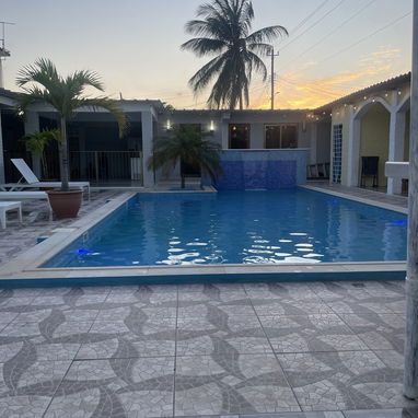 Mansión de lujo con piscina de recirculacion a solo 2 cuadras de la playa - Img 120519751