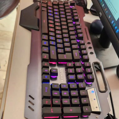 Teclado Gamer Metálico RGB Cableado - Img 118663899