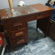 Escritorio antiguo de madera buena - Img 55691170