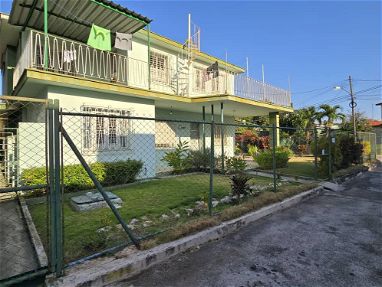 Se vende casa de dos plantas con 3 habitaciones y media y 4 baños en municipio playa - Img 68217815