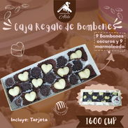Caja de Regalo con bombones blancos y oscuros - Img 58269054
