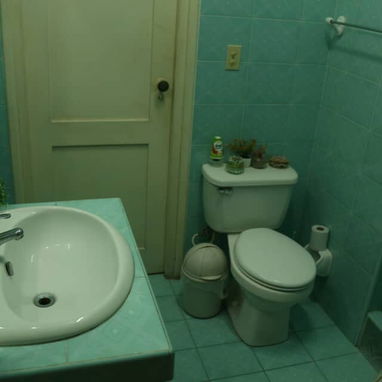 "$17000. PRECIO AJUSTADO. En venta  apartamento en Centro Habana. Edificio  de 3 pisos con garaje. Referenc: Ameijeiras - 6/8
