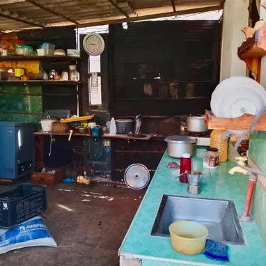 CASA INDEPENDIENTE CON TERRENO DE 700 m² EN LAWTON POR 17000! IDEAL PARA TALLER AUTOMOTRIZ O NEGOCIO !!! - 4/5