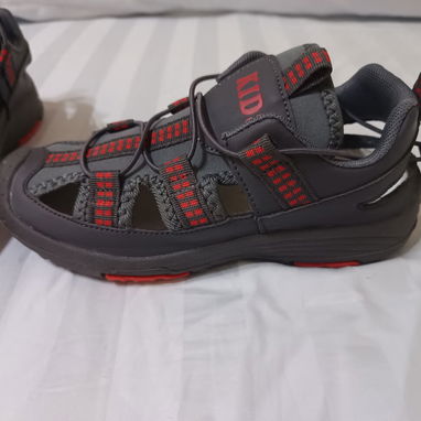 Sandalias o zapatos deportivos para niño marca SHEIN - Img 120045425