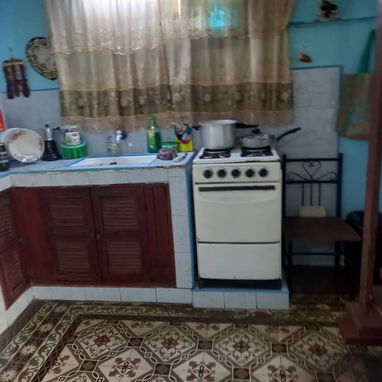 La Casa cuenta con Sala, Cocina Comedor, Baño y dos Cuartos en Barbacoa.... Cerca del Calixto García y de la Universidad - Img 120939851