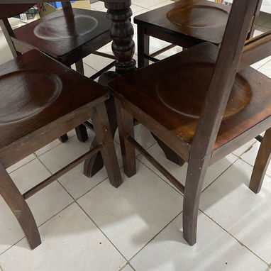 Vendo juego de comedor de caoba. Contactar con Isabela al 58264306. Más información por WhatsApp. - 4/7