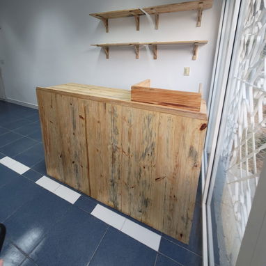 Mostrador de pino hecho a la medida, ideal para puntos de cobro y atención al cliente, con frente cerrado. - Img 115677909