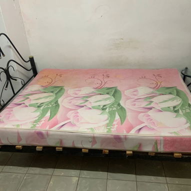 Se venden dos camas con colchón - Img 118982364