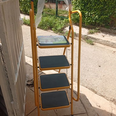 Escalera de 4 peldaños con pasamanos,ideal para acceder a las estanterías de su negocio o closet y trabajo en el hogar - 2/2