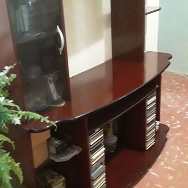 Multimueble color caoba oscuro con un compartimiento con puerta de cristal tipo vitrina. Jaimanitas, playa. - 2/2