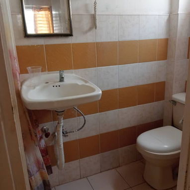 🏠 Apartamento De Renta Lineal En El Vedado. Tiene 3 habitaciones por 600 usd por mes.Ideal para estudiantes extranjeros - Img 119906585