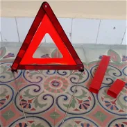 ➡️↕️Vendo Triángulo Reflector Lumínico de Emergencia/Triángulo Aviso Avería de uso pero en perfecto estado en 10 USD↕️⬅️ - Img 45670316