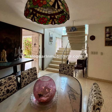 GG-170 ¡MAJESTUOSA CASA INDEPENDIENTE EN ESQUINA EN NUEVO VEDADO POR 350000! (5 CUARTOS, 5 BAÑOS, JARDÍN Y GARAJE) - 8/10