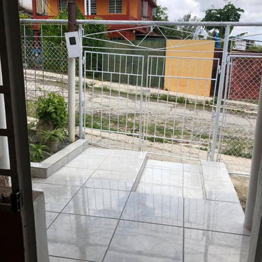 🏡 ¡ *OPORTUNIDAD REAL EN ARROYO NARANJO! CASA DE 2 PLANTAS* _Sólida, independiente y lista para habitar o rentar_ 15500 - 8/10