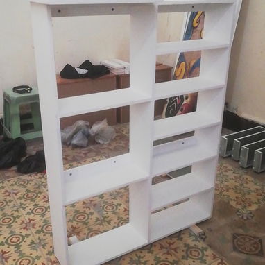 Estante de pared asimétrico en MDF hidrófugo, ideal para salas y estudios, con repisas de diferentes tamaños. - Img 115679870