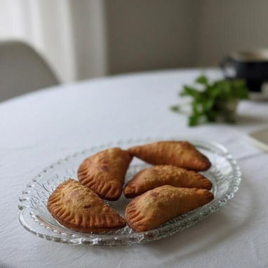 Empanaditas de guayaba, picadillo y queso - Img 118680441