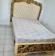 Cama antigua  muy bella en 250 usd en la habana. Es camera , esta en el vedado. - Img 50442912