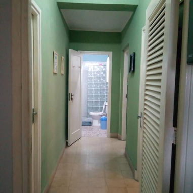 Oferta apto de 3 cuartos y 3 baños en el Vedado en las letras,2do piso. Oportunidad de inversión!!! - Img 82813985