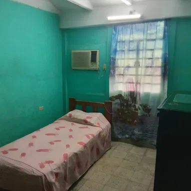 Se vende casa amplia de 2 cuartos, placa libre y patio grande - Img 106572176