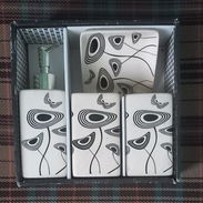 VENDO 4 CAJAS DE AZULEJOS BLANCOS CON DETALLES EN PLATEADO - Img 56725217