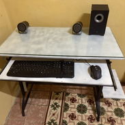 Mesa de computadora + Incluyo mouse, teclado y bocinas - Img 57877010
