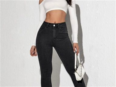 Explora la elegancia sin límites: Jeans altos skinny en negro y blanco, garantizando estilo y versatilidad - Img 57530060