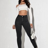 Explora la elegancia sin límites: Jeans altos skinny en negro y blanco, garantizando estilo y versatilidad - Img 44698111