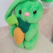 Conejo verde de peluche con zanahoria. - Img 52158848