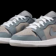 Zapatillas Air Jordan 1 Low en tonos grises con acabado brillante - Img 56884850