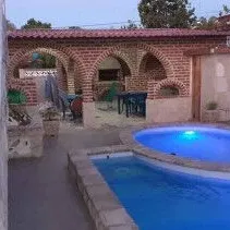 SE RENTA CASA DE 4 HABITACIONES A 5 CUADRAS DE LA PLAYA DE GUANABO. CON PISCINA.54026428 - 8/10